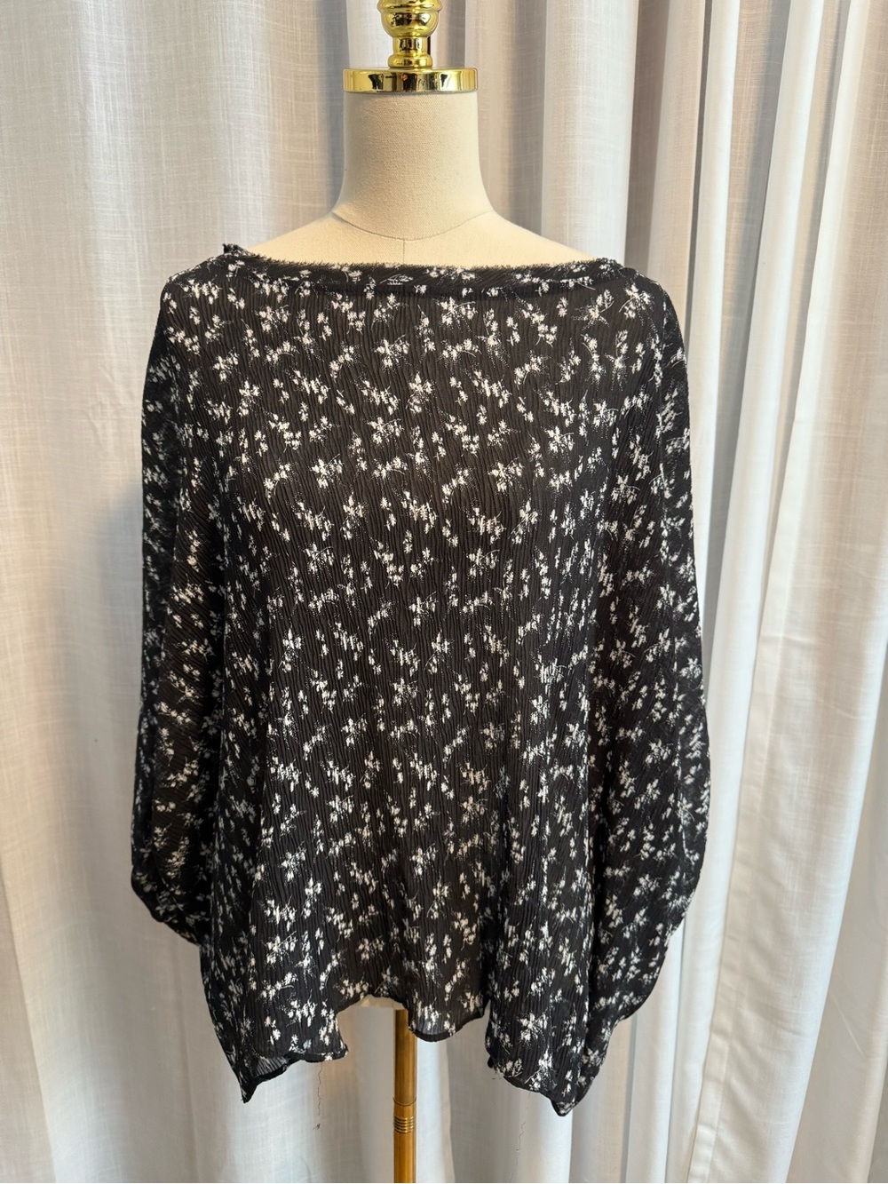 Grade and‎ gather black and floral long sleeve, very oversized, very lightweight